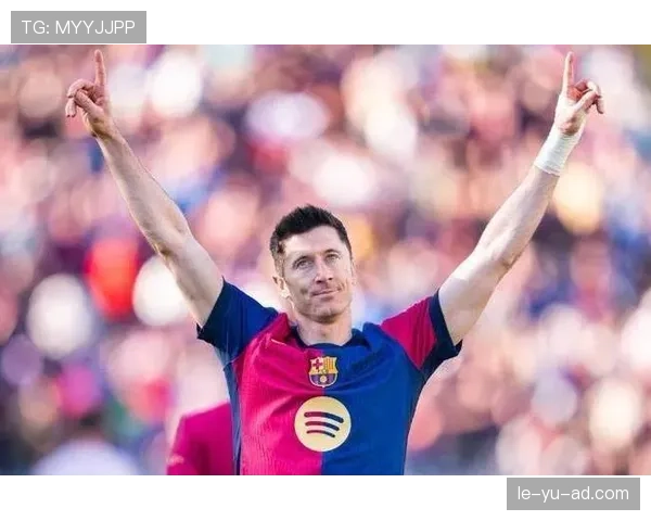 莱万多夫斯基闪耀赛场，助球队勇夺三冠王创历史