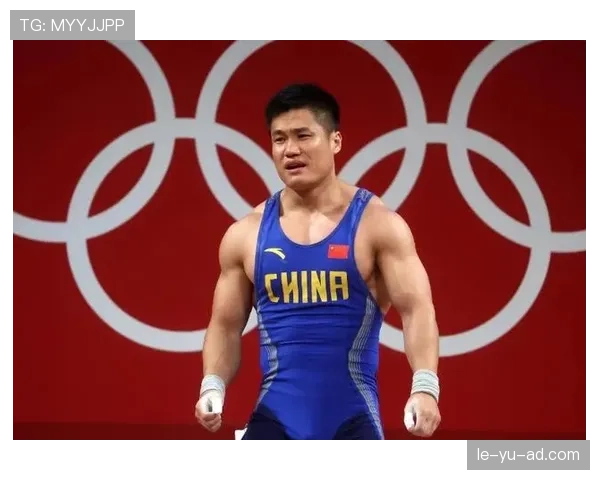 如果把吕小军的日常截成两张图，一边文艺青年一边暴发户，谁顶得住这反差...