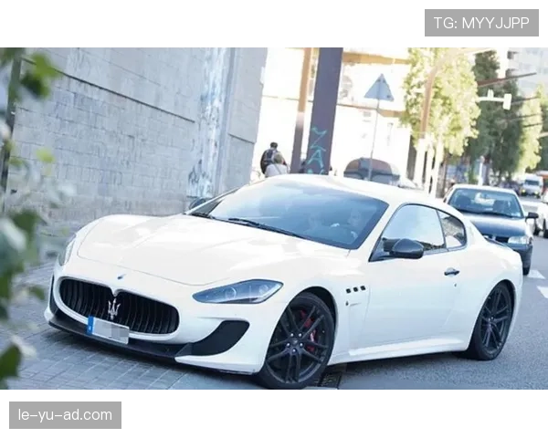 梅西那边新买了辆跑车，朋友圈晒得跟开时装秀似的，真跟球场上那个样儿差远了